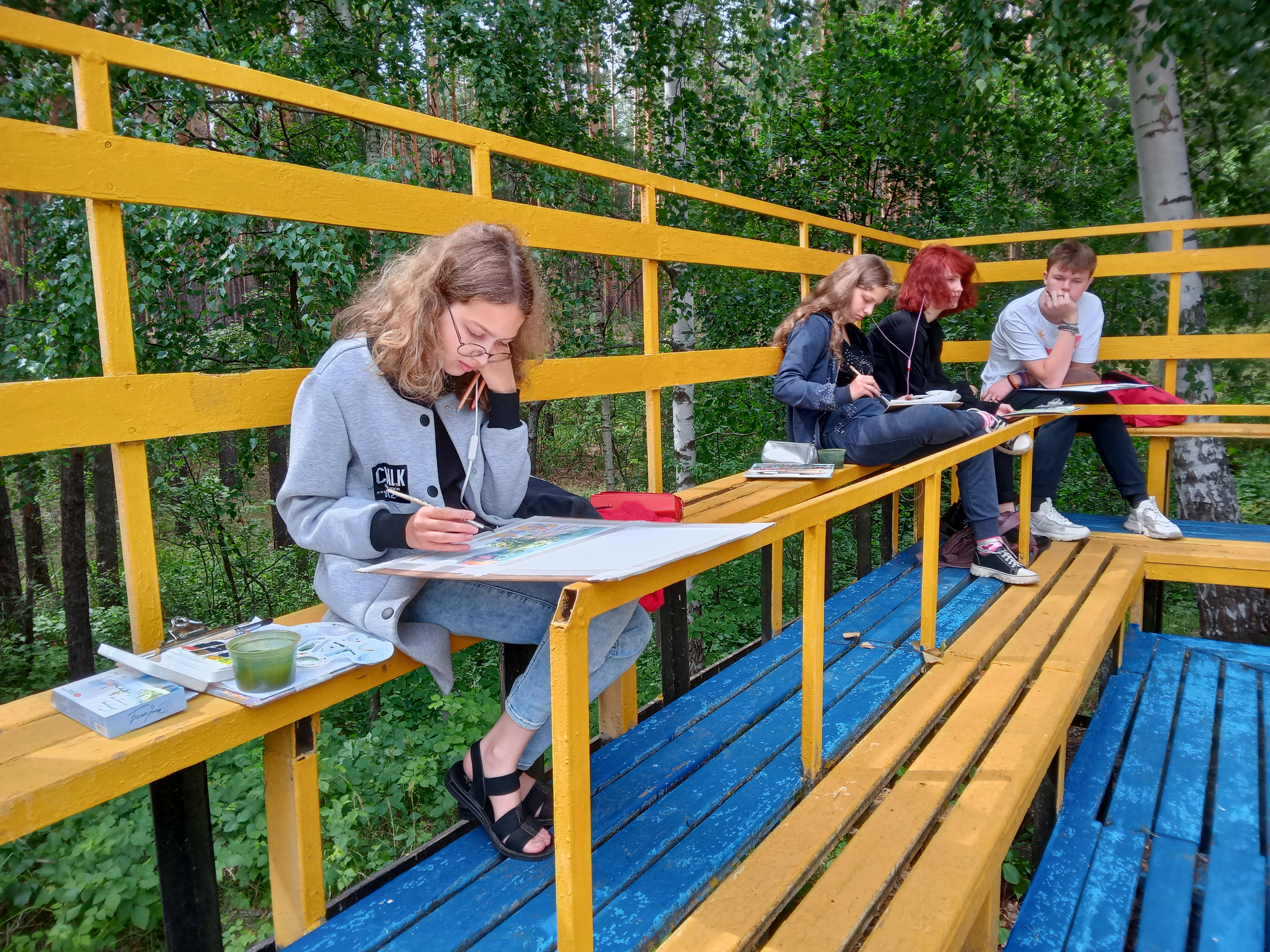 Нижегородские школьники. Ученик изучает карту.