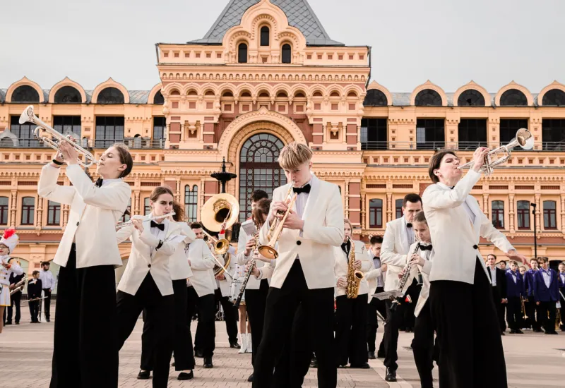 Под звуки духового оркестра
